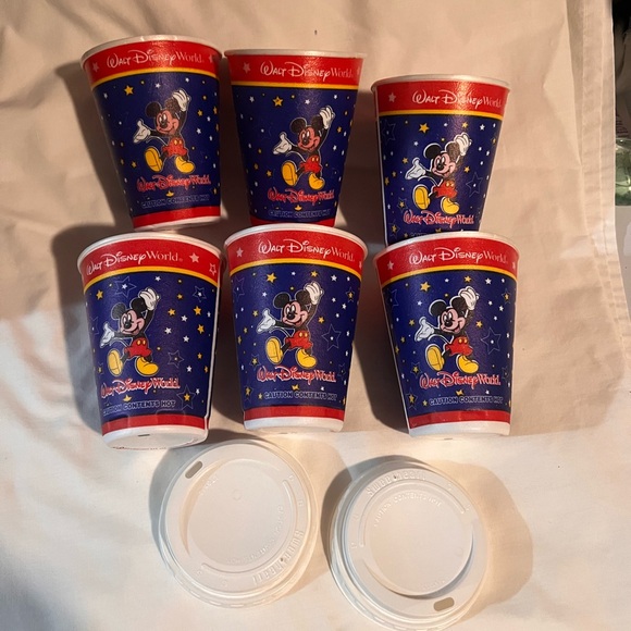 DISNEY STYROFOAM CUPS- 6 CUPS + 2 LIDS- VINTAGE NEW 1990’s DISNEY WORLD-ORLANDO - Picture 1 of 7